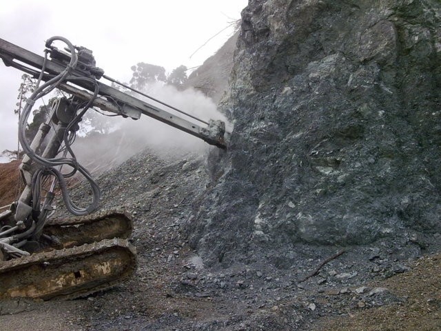 jasa pengeboran dan peledakan, kontraktor pengeboran dan peledakan, jasa drilling blasting,